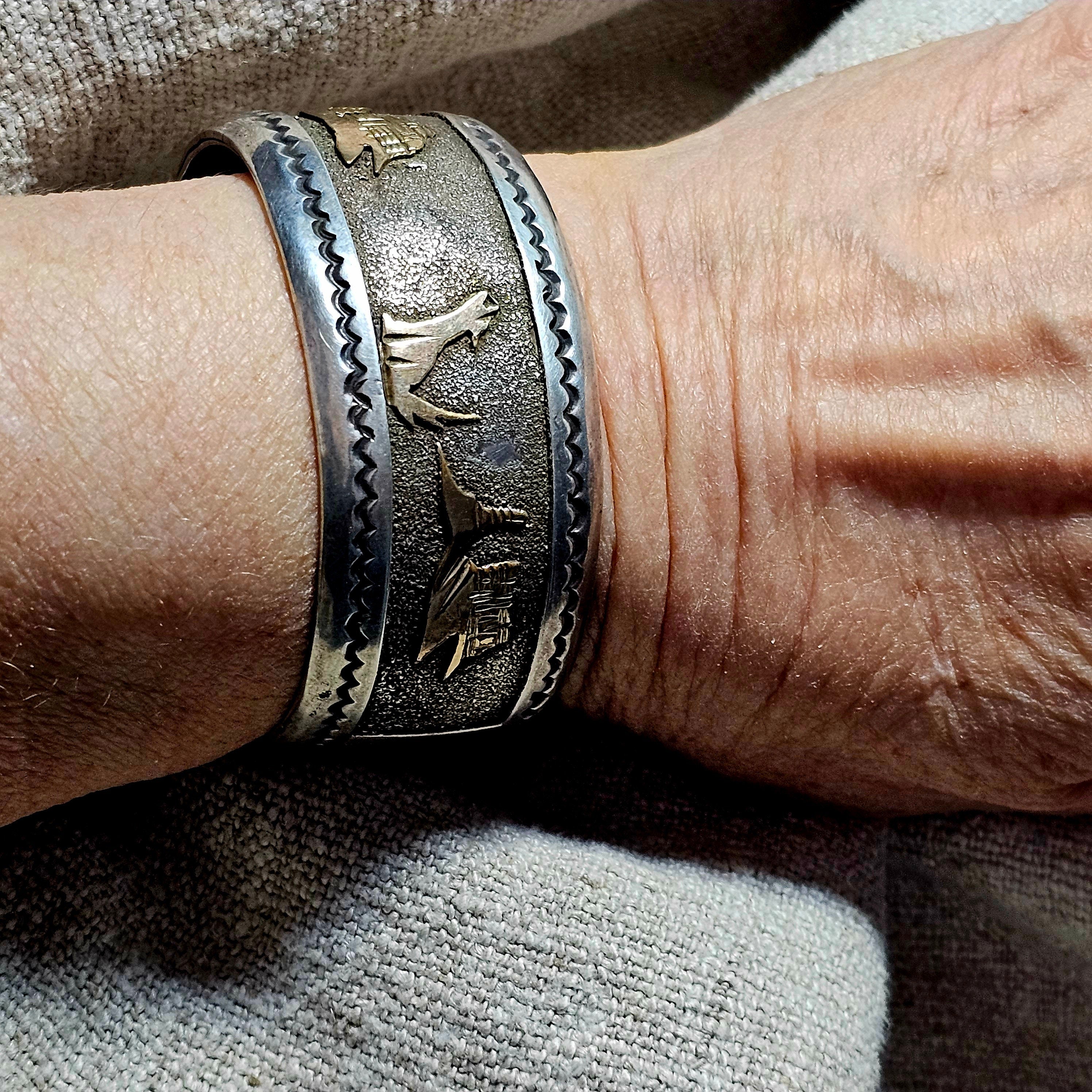 Striking Hopi Silver and Gold Vintage Larger Cuff Sterling Howling Coyote Old Pawn 7 1/2" wrist. JB 745