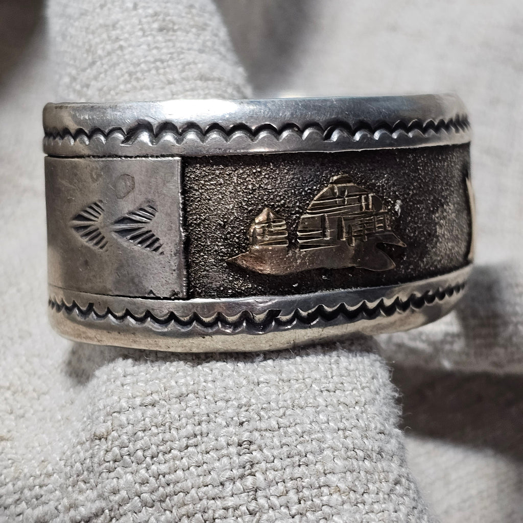 Striking Hopi Silver and Gold Vintage Larger Cuff Sterling Howling Coyote Old Pawn 7 1/2" wrist. JB 745