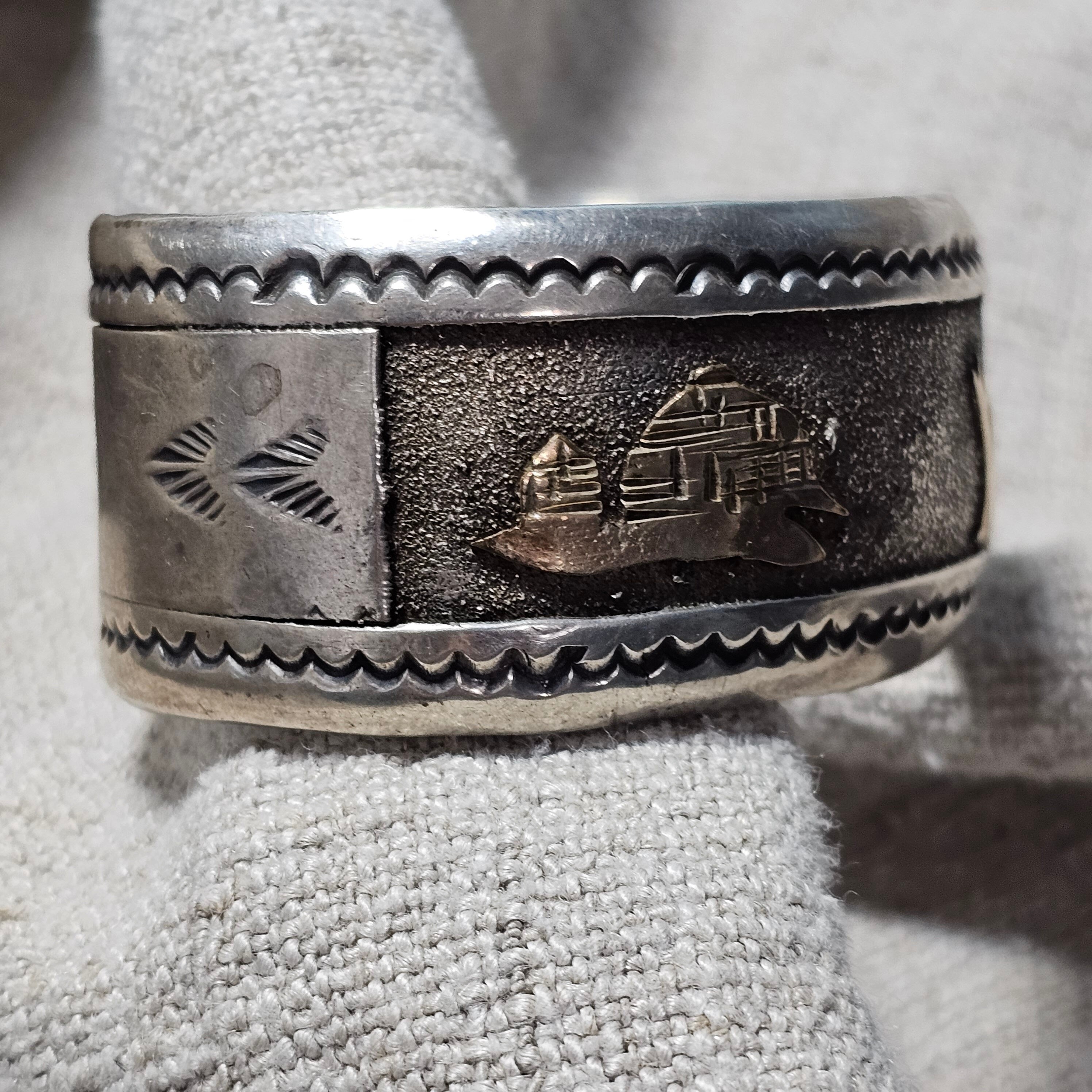 Striking Hopi Silver and Gold Vintage Larger Cuff Sterling Howling Coyote Old Pawn 7 1/2" wrist. JB 745