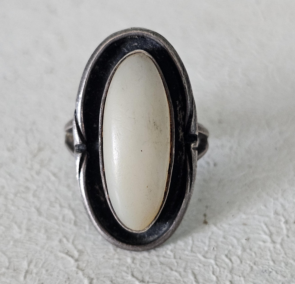 Mother of Pearl Native Ring Old Pawn Size 5. JR 465