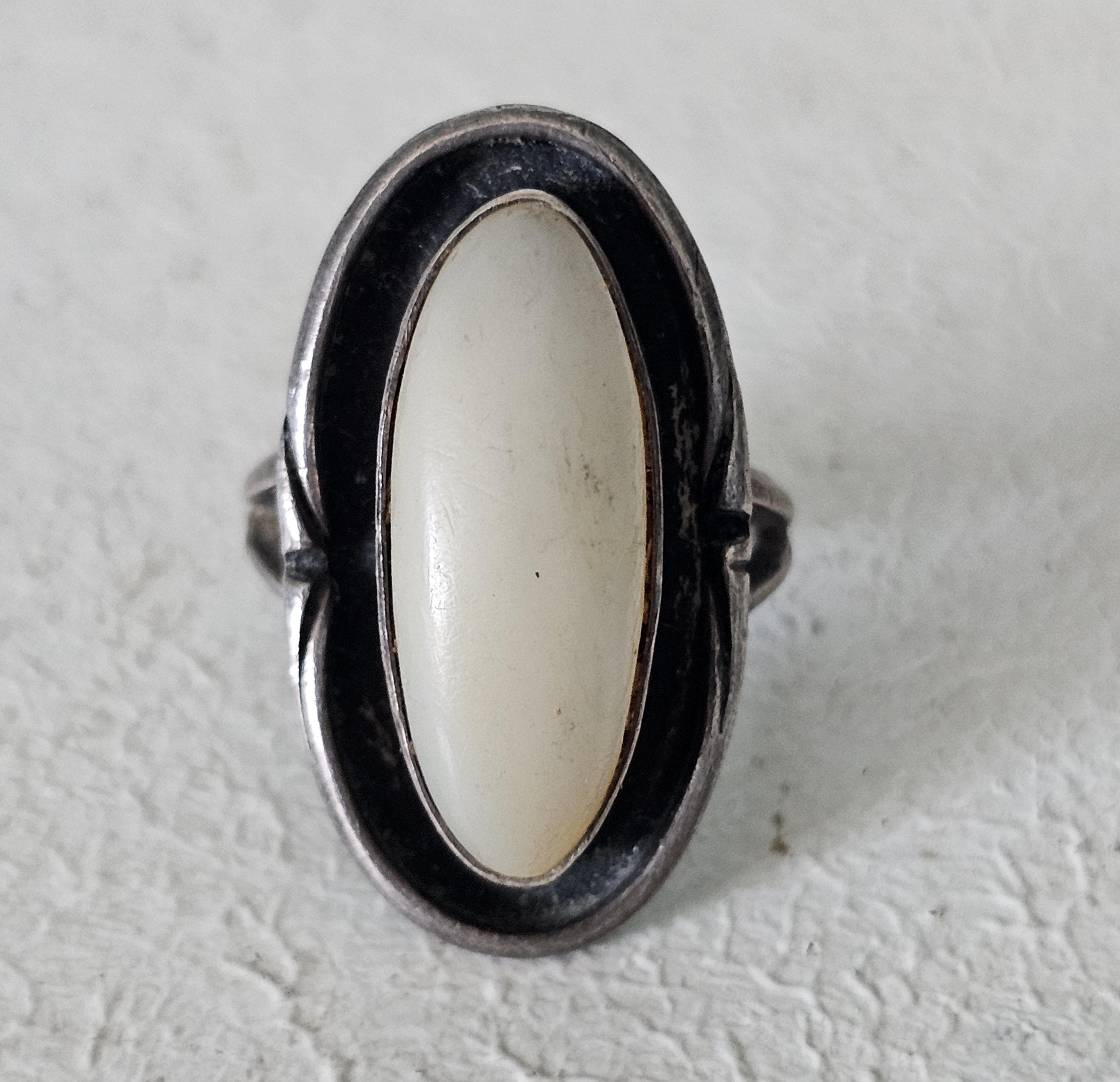 Mother of Pearl Native Ring Old Pawn Size 5. JR 465