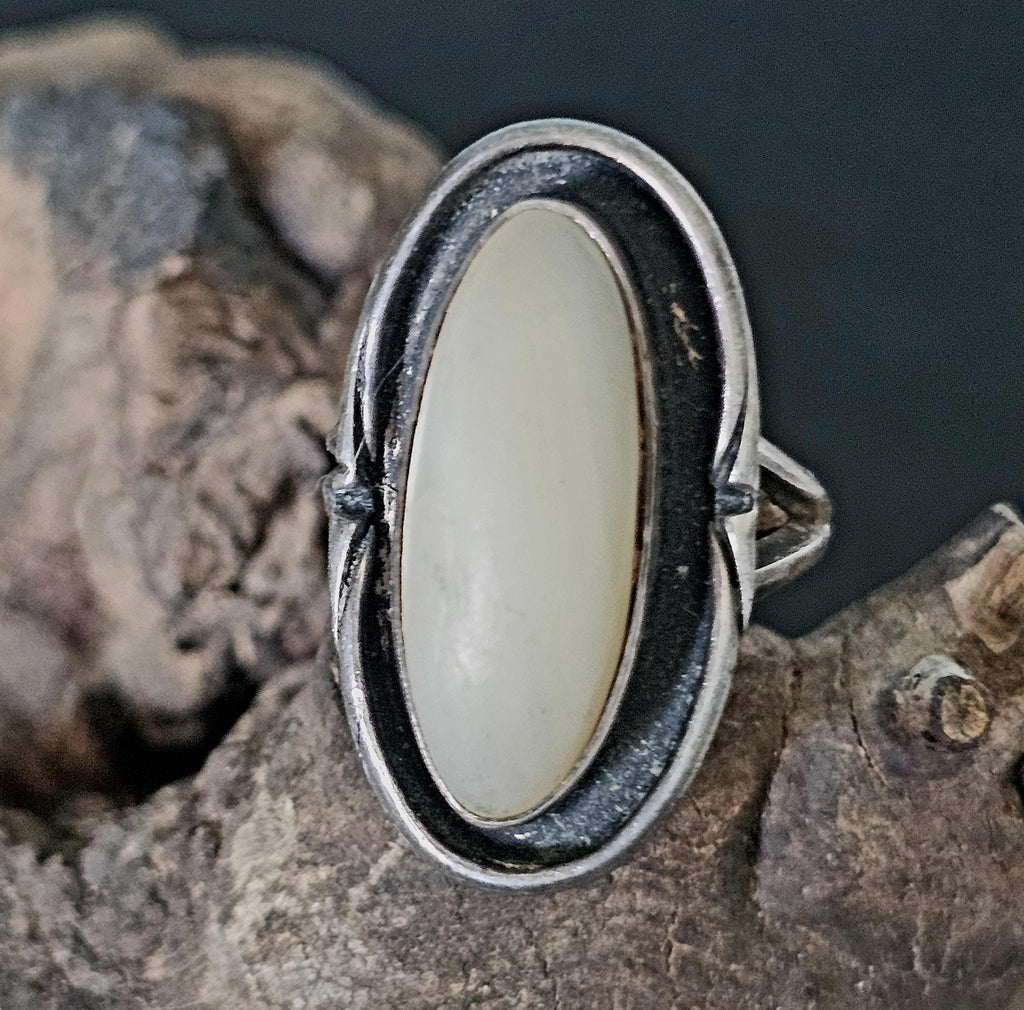 Mother of Pearl Native Ring Old Pawn Size 5. JR 465