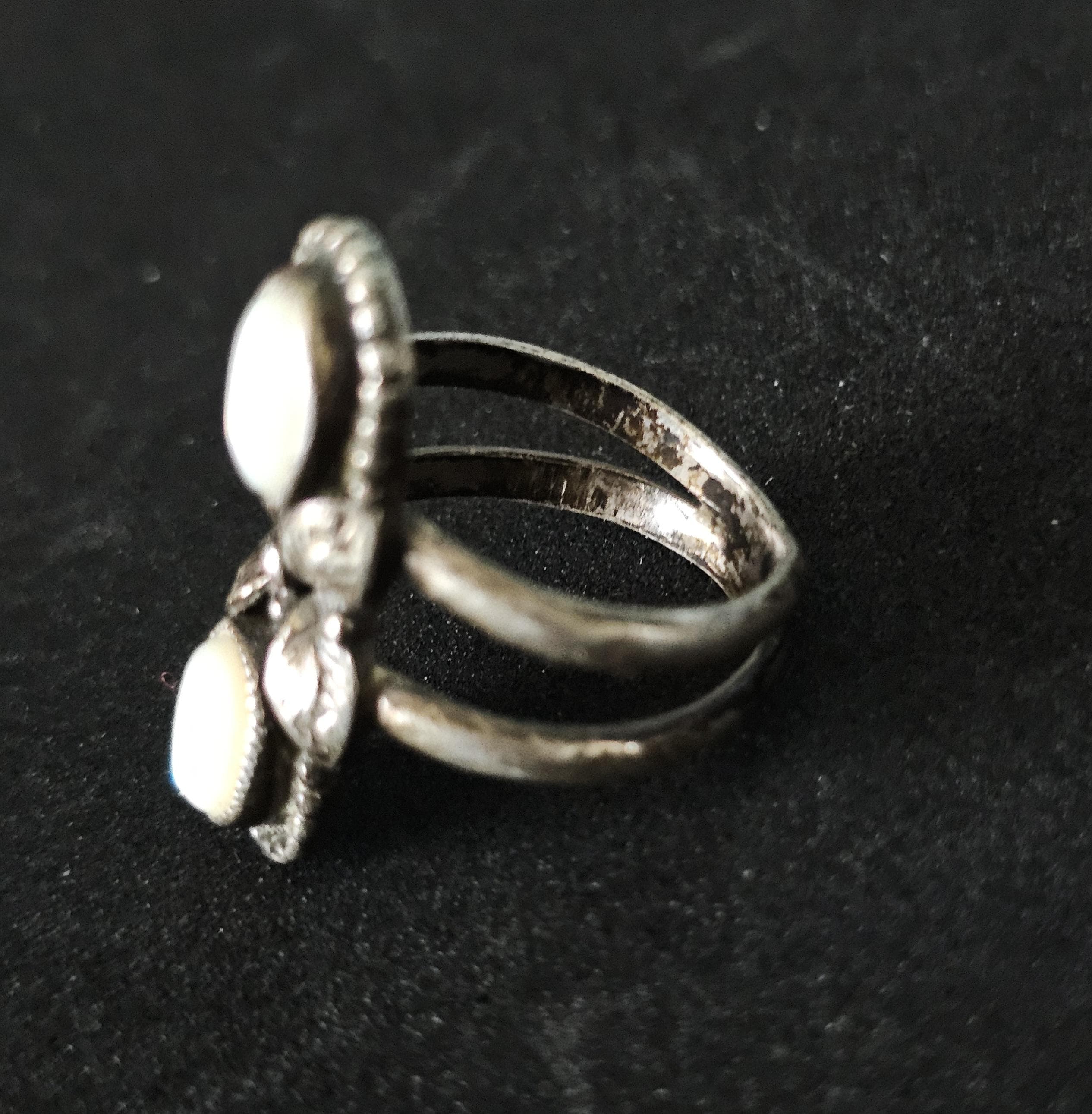 Mother of Pearl Native Ring Old Pawn Size 7. JR 461