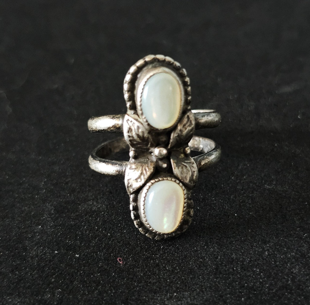 Mother of Pearl Native Ring Old Pawn Size 7. JR 461