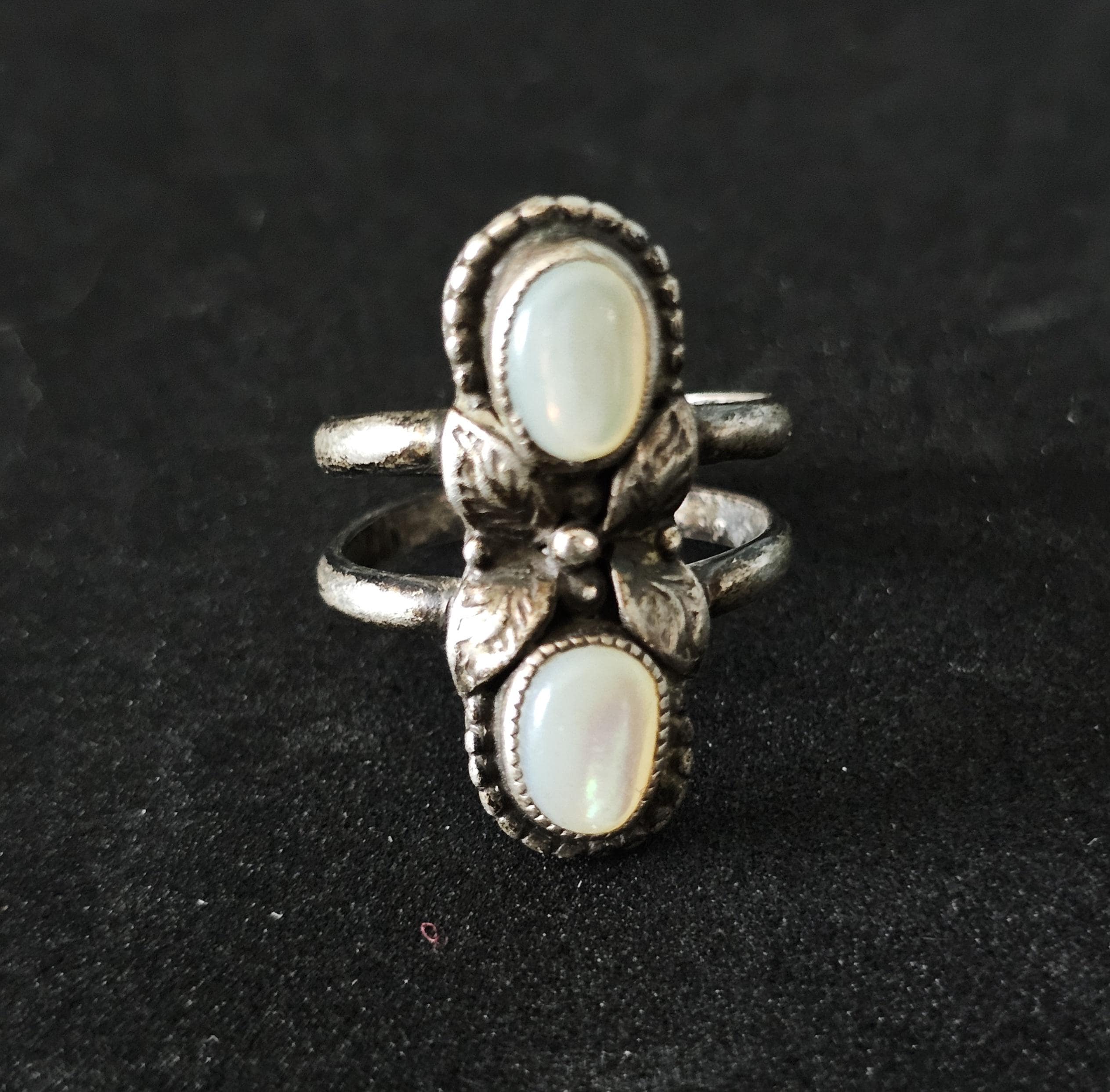 Mother of Pearl Native Ring Old Pawn Size 7. JR 461