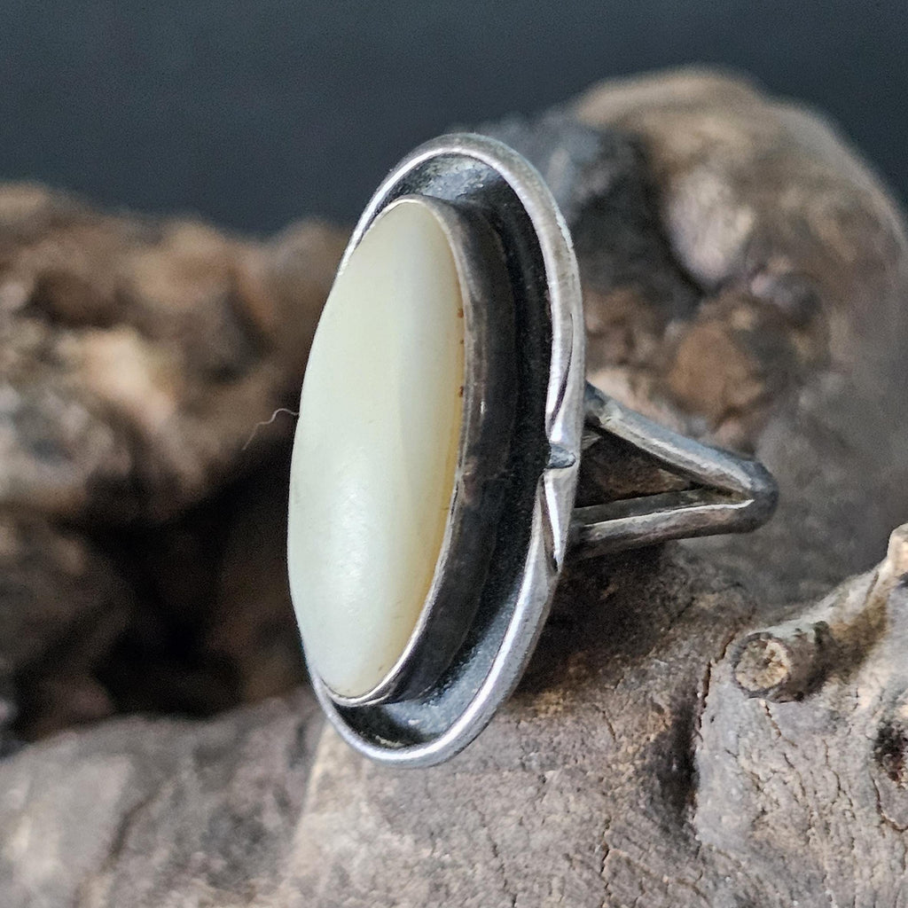 Mother of Pearl Native Ring Old Pawn Size 5. JR 465